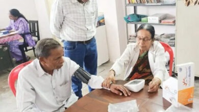 सियान गुड़ी में डॉ. वर्मा ने बुजुर्गों की जांची सेहत