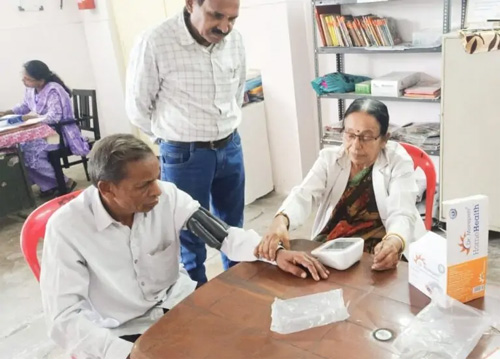 सियान गुड़ी में डॉ. वर्मा ने बुजुर्गों की जांची सेहत