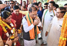 भाजपा की राज्यसभा प्रत्याशी लक्ष्मी ने प्रदेश कार्यालय के स्मृति मंदिर में पुष्पांजलि अर्पित कर लिया आशीर्वाद लिया