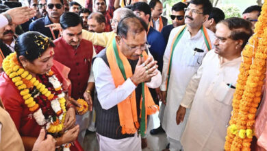 भाजपा की राज्यसभा प्रत्याशी लक्ष्मी ने प्रदेश कार्यालय के स्मृति मंदिर में पुष्पांजलि अर्पित कर लिया आशीर्वाद लिया