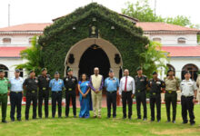 राज्यपाल डेका से रक्षा महाविद्यालय नई दिल्ली के अध्ययन दल ने की सौजन्य भेंट