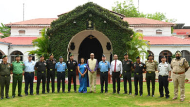 राज्यपाल डेका से रक्षा महाविद्यालय नई दिल्ली के अध्ययन दल ने की सौजन्य भेंट