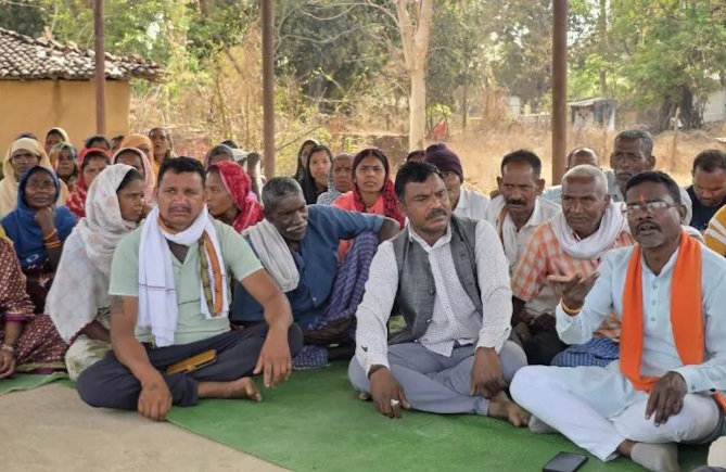 बाड़ाटोला में धर्मांतरित 14 परिवारों का किया गया सामाजिक बहिष्कार बाड़ाटोला में धर्मांतरित 14 परिवारों का किया गया सामाजिक बहिष्कार