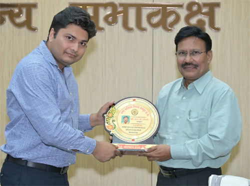 निगम के तीन अफसर सेवानिवृत्त,निगम आयुक्त ने किया सम्मानित निगम के तीन अफसर सेवानिवृत्त,निगम आयुक्त ने किया सम्मानित