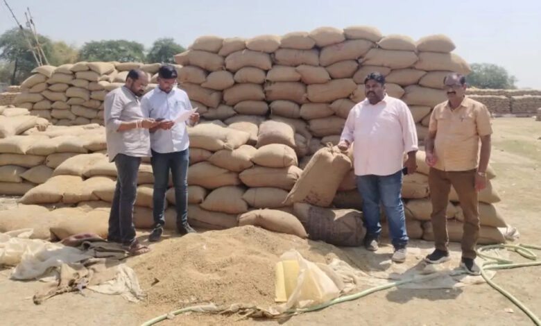 भलेरा धान खरीदी केंद्र में धान को पानी से गिला करने की शिकायत सही पाये जाने पर , दोषियों पर होगी सख्त कार्रवाई