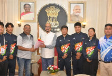 असम के तैराकों ने राज्यपाल डेका से की सौजन्य भेंट, 9 पदक जीतकर बने फर्स्ट रनर-अप