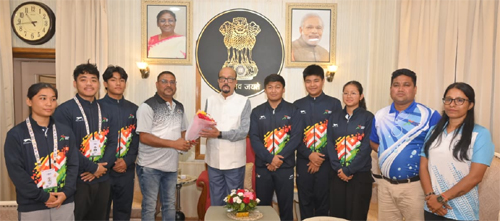 असम के तैराकों ने राज्यपाल डेका से की सौजन्य भेंट, 9 पदक जीतकर बने फर्स्ट रनर-अप