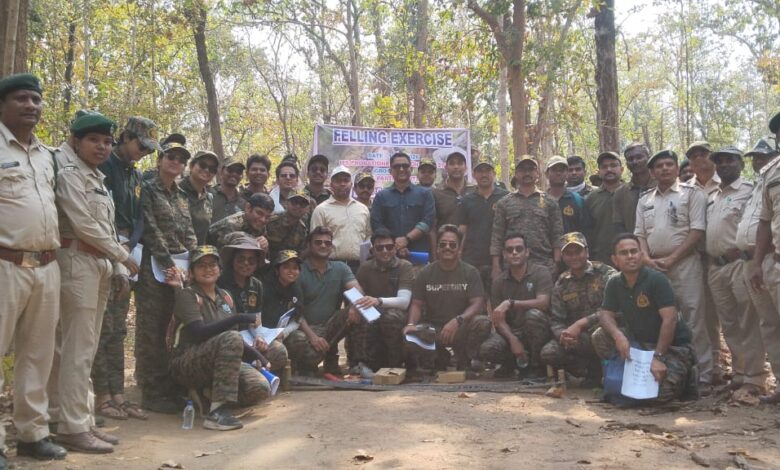 प्रशिक्षु आईएफएस अधिकारियों ने लघु वनोपजों से उत्पाद बनाने की प्रक्रिया देखी प्रशिक्षु आईएफएस अधिकारियों ने लघु वनोपजों से उत्पाद बनाने की प्रक्रिया देखी