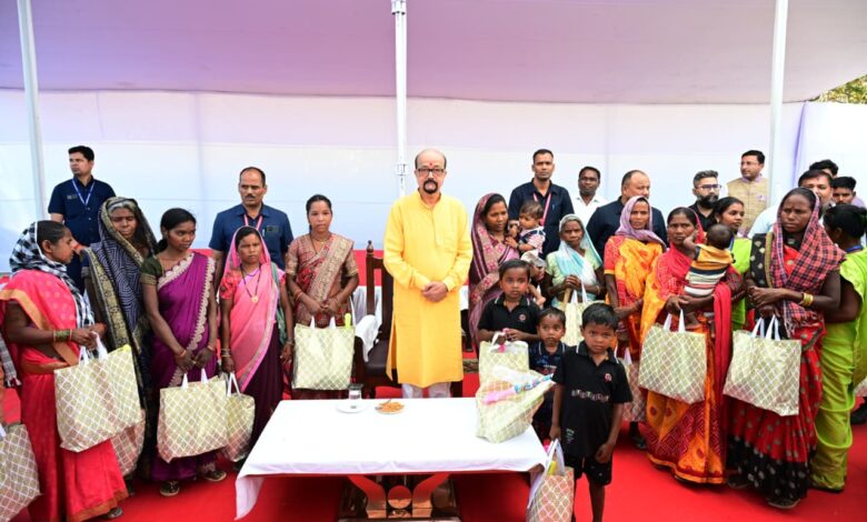 राज्यपाल डेका ने बैगा-बिरहोर आदिवासियों की संस्कृति को सहेजने की दी सीख