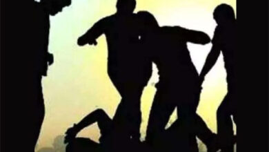 चोरी के आरोप में अपने ही कर्मचारी को बंधक बनाकर पीटाई करने वाले संचालक सहित 11 पर एफआईआर दर्ज चोरी के आरोप में अपने ही कर्मचारी को बंधक बनाकर पीटाई करने वाले संचालक सहित 11 पर एफआईआर दर्ज