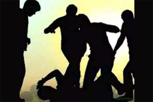 चोरी के आरोप में अपने ही कर्मचारी को बंधक बनाकर पीटाई करने वाले संचालक सहित 11 पर एफआईआर दर्ज