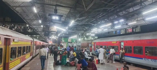 विशेष गहन अभियान में अनाधिकृत वेंडर एवं बिना लगेज बुक का सामान पकड़ा गया