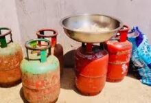 होटलों में घरेलू गैस के अवैध उपयोग पर खाद्य विभाग की टीम ने जनकपुर में 7 घरेलू गैस सिलेंडर किया जब्त