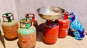 होटलों में घरेलू गैस के अवैध उपयोग पर खाद्य विभाग की टीम ने जनकपुर में 7 घरेलू गैस सिलेंडर किया जब्त