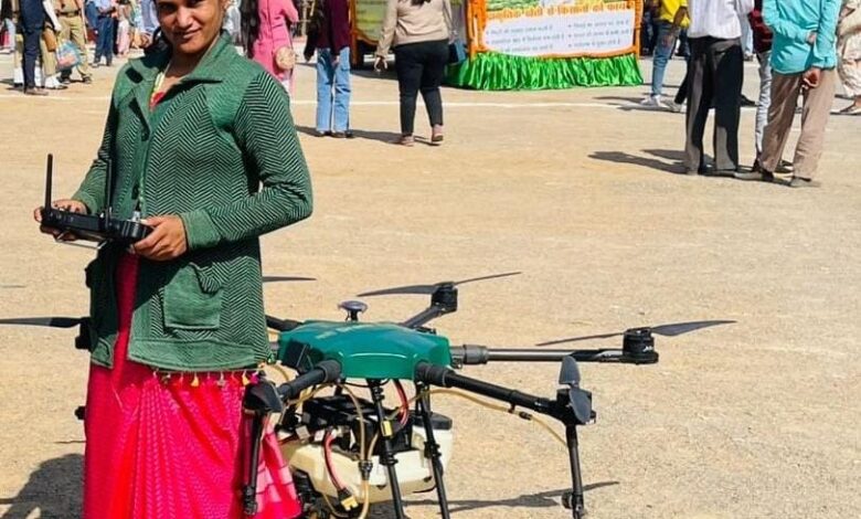 बिहान से मिली नई उड़ान, ड्रोन तकनीक से किसानों की मदद कर आत्मनिर्भर बनीं सीमा