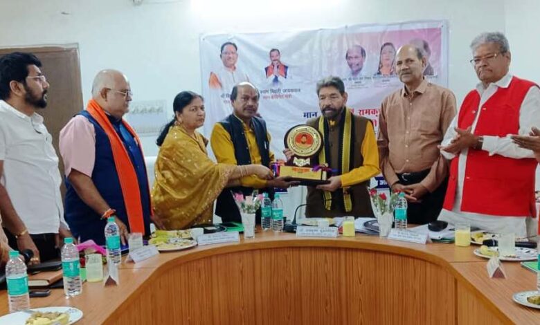 आर्थिक, सामाजिक और शैक्षणिक विकास के लिए व्यापक सर्वेक्षण आवश्यक – डॉ. कुसमरिया आर्थिक, सामाजिक और शैक्षणिक विकास के लिए व्यापक सर्वेक्षण आवश्यक – डॉ. कुसमरिया