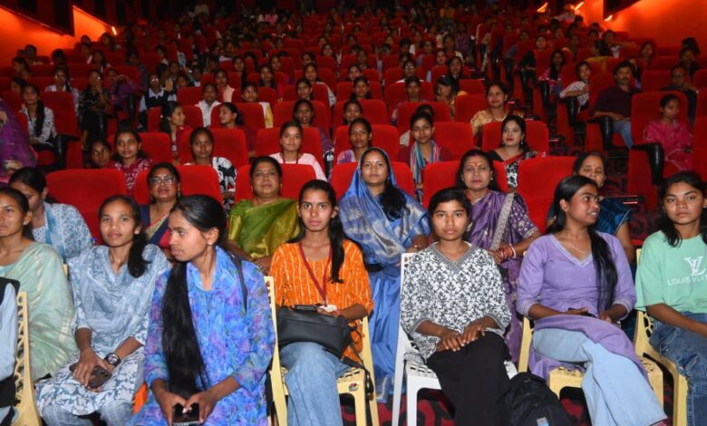 मंत्री राजवाड़े ने 600 छात्राओं को दिखाई द केरल स्टोरी 2 मंत्री राजवाड़े ने 600 छात्राओं को दिखाई द केरल स्टोरी 2