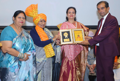 डॉ. रेशमा अंसारी को पुष्पदेवी साहित्याचार्य विभूषण सम्मान