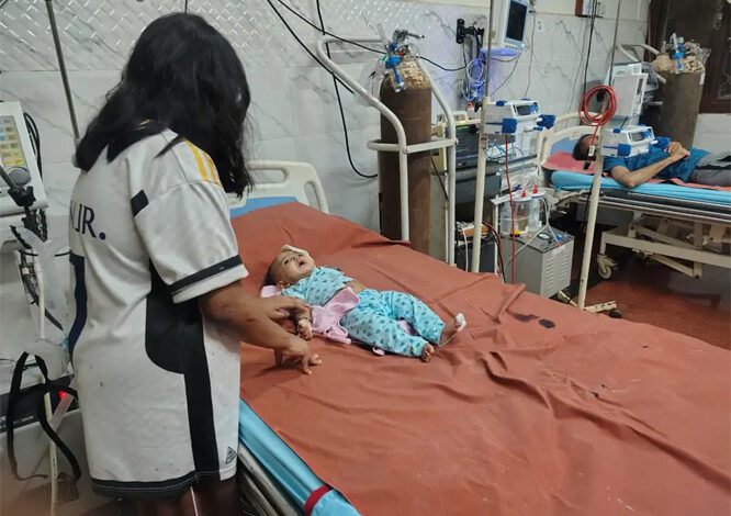 बचेली मार्ग पर अनियंत्रित कार पलटी, 8 घायल, 1 गंभीर