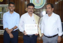 कलेक्टर ने अंगदान संकल्प लेने वाले कर्मचारी को किया सम्मानित