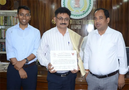 कलेक्टर ने अंगदान संकल्प लेने वाले कर्मचारी को किया सम्मानित