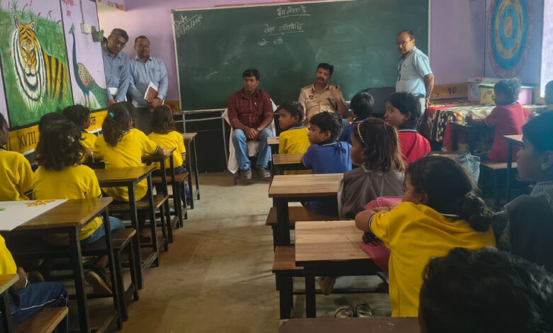 शिक्षा की गुणवत्ता परखने उतरे अधिकारी — कलेक्टर, एसएसपी और डीएफओ ने किया पीएमश्री विद्यालयों का निरीक्षण शिक्षा की गुणवत्ता परखने उतरे अधिकारी — कलेक्टर, एसएसपी और डीएफओ ने किया पीएमश्री विद्यालयों का निरीक्षण
