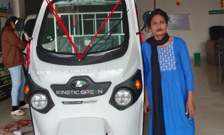 दिव्यांगता भी नहीं रोक सकी सायरा बनो का हौसला, ई-रिक्शा चलाकर बनीं आत्मनिर्भरता की मिसाल