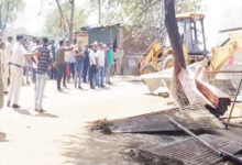 अफीम की खेती के मुख्य आरोपी विनायक के भाई बृजेश की अवैध दुकान पर प्रशासन ने चलाया बुलडोजर