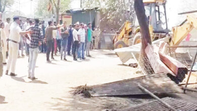 अफीम की खेती के मुख्य आरोपी विनायक के भाई बृजेश की अवैध दुकान पर प्रशासन ने चलाया बुलडोजर