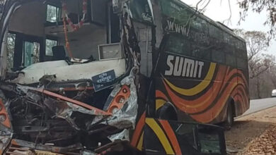 लकड़ी से लदी ट्रक और यात्री बस की जोरदार टक्कर में 7 यात्री घायल