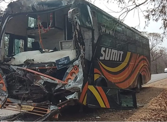 लकड़ी से लदी ट्रक और यात्री बस की जोरदार टक्कर में 7 यात्री घायल लकड़ी से लदी ट्रक और यात्री बस की जोरदार टक्कर में 7 यात्री घायल