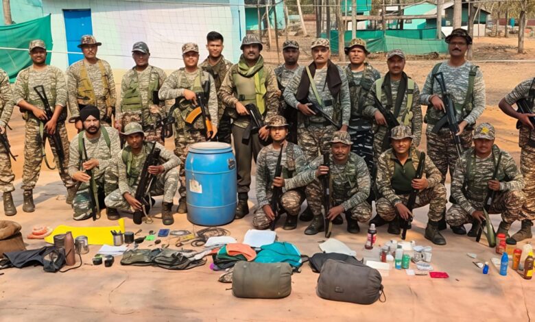 नक्सलियों द्वारा छिपाकर रखे गए कई विस्फोटक सामग्री बरामद