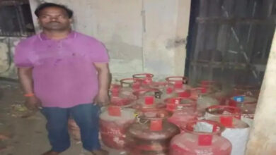 बंजारी मंदिर के पास 16 अवैध घरेलू गैस सिलेंडरों के साथ युवक गिरफ्तार बंजारी मंदिर के पास 16 अवैध घरेलू गैस सिलेंडरों के साथ युवक गिरफ्तार