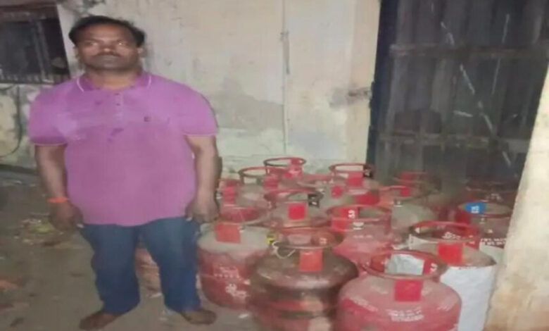 बंजारी मंदिर के पास 16 अवैध घरेलू गैस सिलेंडरों के साथ युवक गिरफ्तार
