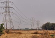 किसानों के खेत पर बगैर अनुमति के खड़े किए बिजली टॉवर, नही मिला मुआवजा