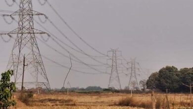 किसानों के खेत पर बगैर अनुमति के खड़े किए बिजली टॉवर, नही मिला मुआवजा