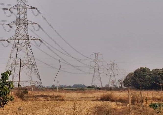 किसानों के खेत पर बगैर अनुमति के खड़े किए बिजली टॉवर, नही मिला मुआवजा