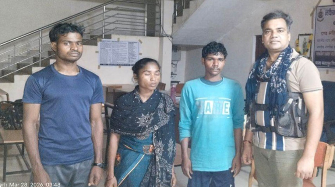 तीन नक्सलियों ने परतापुर थाना में किया आत्मसमर्पण तीन नक्सलियों ने परतापुर थाना में किया आत्मसमर्पण