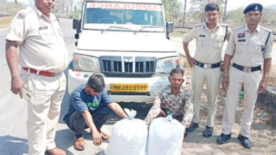बोलेरो एम्बुलेंस से 10 लाख के गांजा ला रहे महाराष्ट्र के दो तस्कर गिरफ्तार बोलेरो एम्बुलेंस से 10 लाख के गांजा ला रहे महाराष्ट्र के दो तस्कर गिरफ्तार