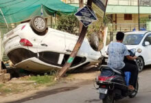 तेज रफ्तार कार अनियंत्रित होकर बिजली के खंभे से टकराई,कुछ देर के लिए बिजली बंद