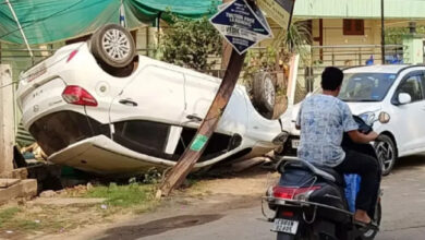 तेज रफ्तार कार अनियंत्रित होकर बिजली के खंभे से टकराई,कुछ देर के लिए बिजली बंद