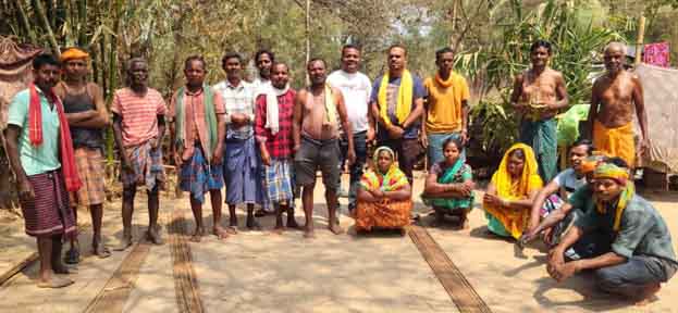 छापर भानपुरी में ईसाई धर्म अपना चुके एक परिवार की हुई घर वापसी छापर भानपुरी में ईसाई धर्म अपना चुके एक परिवार की हुई घर वापसी