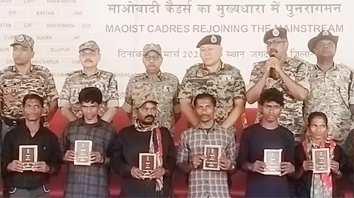 18 नक्सली साथियों के साथ पापा राव ने किया आत्मसमर्पण