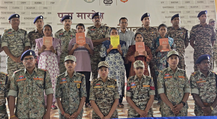 दंतेवाड़ा में 9 लाख के ईनामी 5 नक्सलियों ने किया आत्मसमर्पण