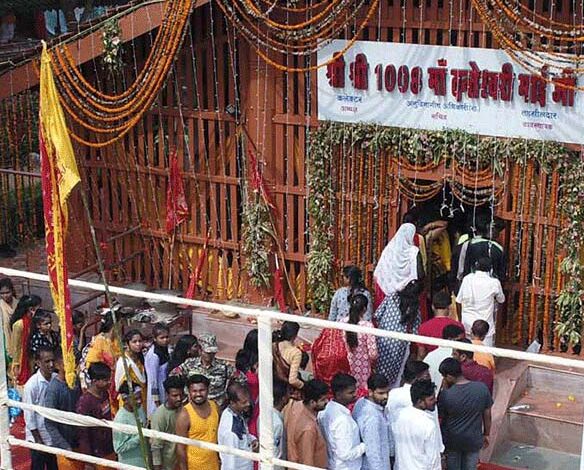 मां दंतेश्वरी मंदिर दंतेवाड़ा शक्तिपीठ में चैत्र नवरात्रि के पहले दिन भक्तों की भीड़ उमड़ी