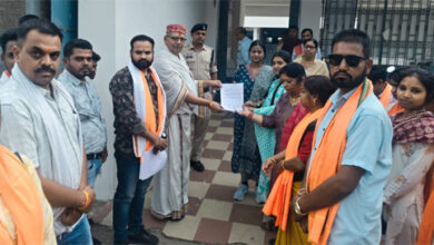 मुख्य मार्ग पर स्थित शराब दुकान के कारण छात्र- छात्राएँ परेशान मुख्य मार्ग पर स्थित शराब दुकान के कारण छात्र- छात्राएँ परेशान