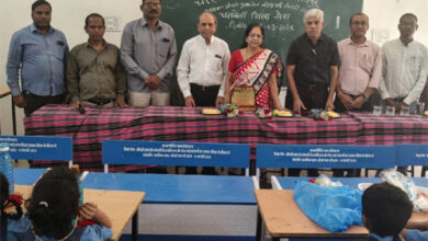 जन्मदिन पर बच्चों की शिक्षा के लिए भेंट किए 5 नग डेस्क – बेंच सेट