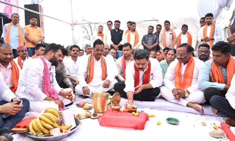 उपमुख्यमंत्री शर्मा ने ग्राम बद्दो में किया भोरमदेव सकरी फीडर नहर विस्तारीकरण कार्य का भूमिपूजन उपमुख्यमंत्री शर्मा ने ग्राम बद्दो में किया भोरमदेव सकरी फीडर नहर विस्तारीकरण कार्य का भूमिपूजन