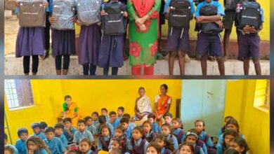 आमा डोंगरी स्कूल की शिक्षिका ने 70 बच्चों को स्कूल बैग का किया वितरण