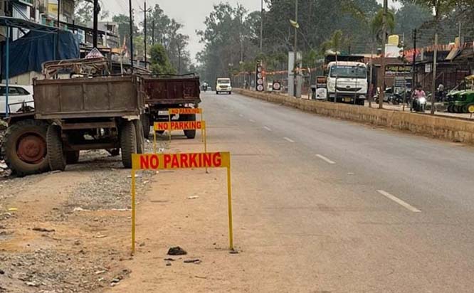 अंतागढ़ मार्ग पर लगा नो पार्किंग बोर्ड से हादसे का खतरा